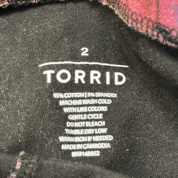 Torrid Skull Roses Black Fuschia Leggings Size 2/2X 18/20 GUC #2898 - Picture 5 of 5